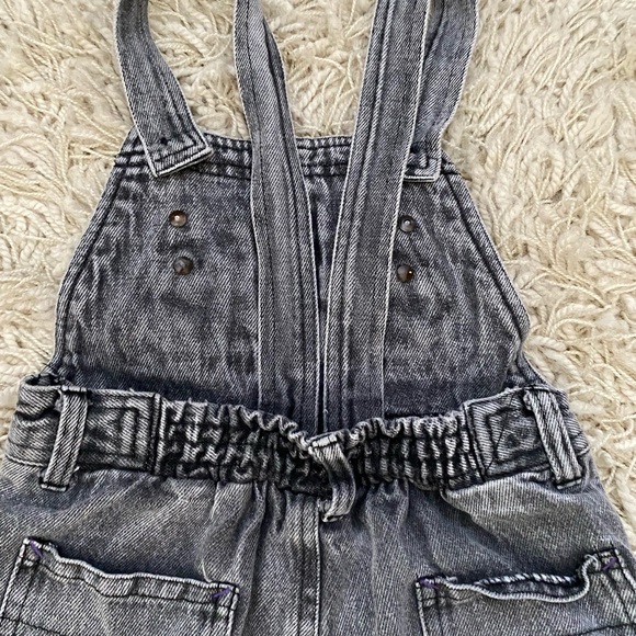 ADORABLE 90S KIDS ACID WASH DENIM OVERALLS WITH CARGO POCKETS - Picture 7 of 16